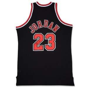   Jordan Chicago Bulls Autographed Alternate/Black Jersey Sports