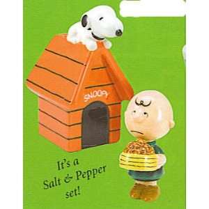  Charlie Brown & Snoopy Salt & Pepper Shaker Set