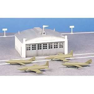  Bachman   Airport Hanger w/Plane Kit O (Trains) Toys 