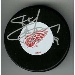  Steve Yzerman Signed Puck   w COA HOFer   Autographed NHL 