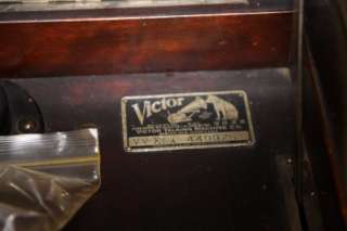   X1 A 1919 RCA VICTOR VICTROLA TALKING MACHINE MAHOGANY CABINET  