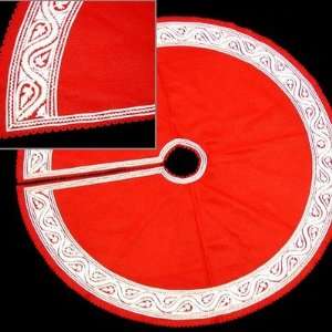  Great Plain Tree Skirt in White and Red